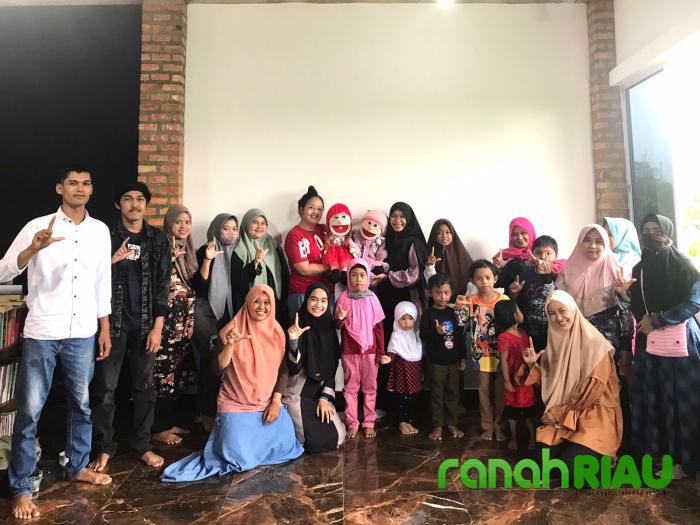 Dongeng seru bareng Kita Dongeng dan Teratak literasi, Edukasi Menjadi diri sendiri sejak dini